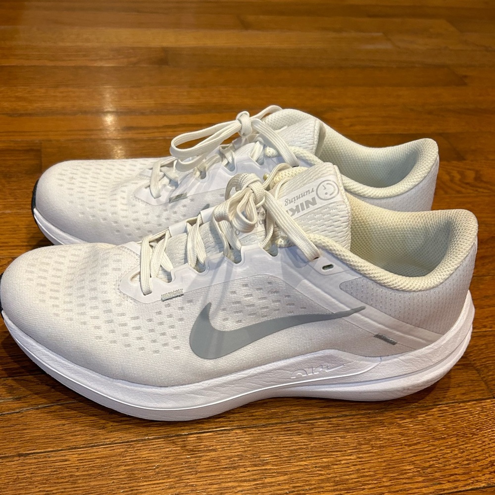 Men’s 7.5/womens 9 Nikes